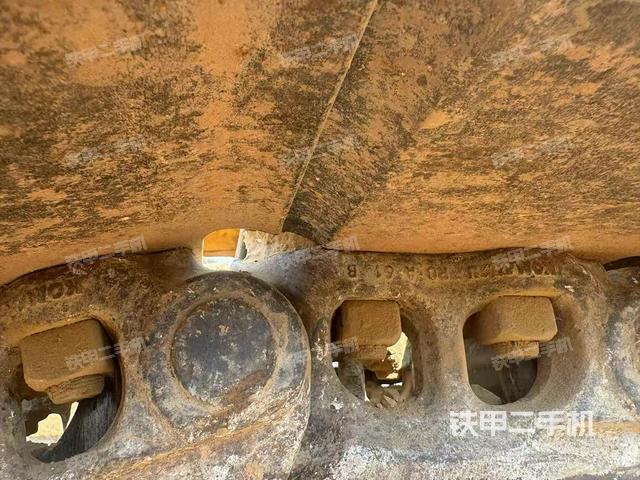 單側(cè)履帶整體(整機(jī)外觀) 單側(cè)履帶整體(整機(jī)外觀)