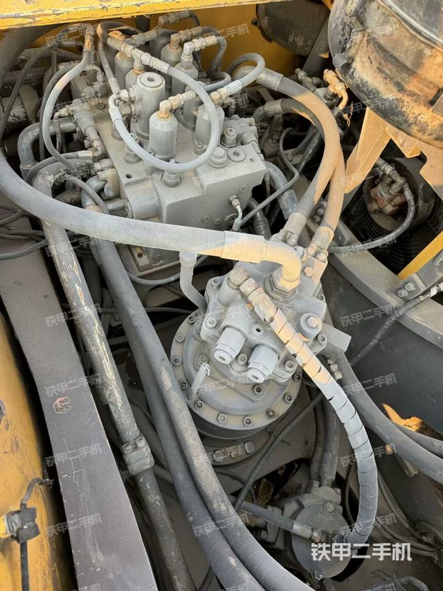 回轉(zhuǎn)馬達和主控閥(整機外觀) 回轉(zhuǎn)馬達和主控閥(整機外觀)