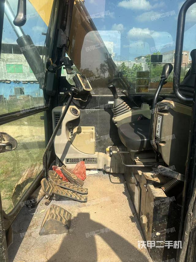 駕駛室整體(整機外觀) 駕駛室整體(整機外觀)