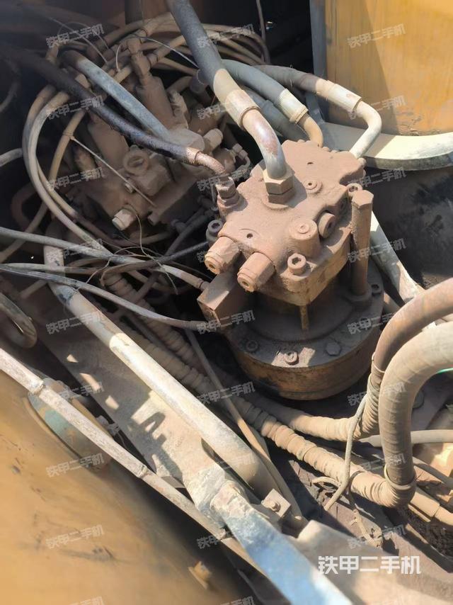 回轉馬達和主控閥(整機外觀) 回轉馬達和主控閥(整機外觀)