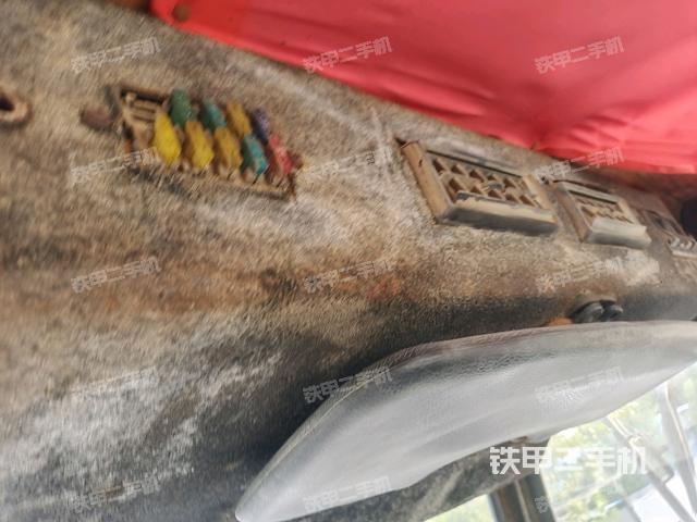 駕駛室側(cè)向上照全景（壓路機(jī)駕駛室）