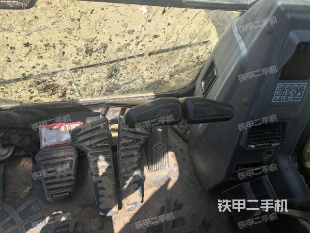 行走控制手柄和踏板?俯拍(駕駛室部分) 行走控制手柄和踏板?俯拍(駕駛室部分)