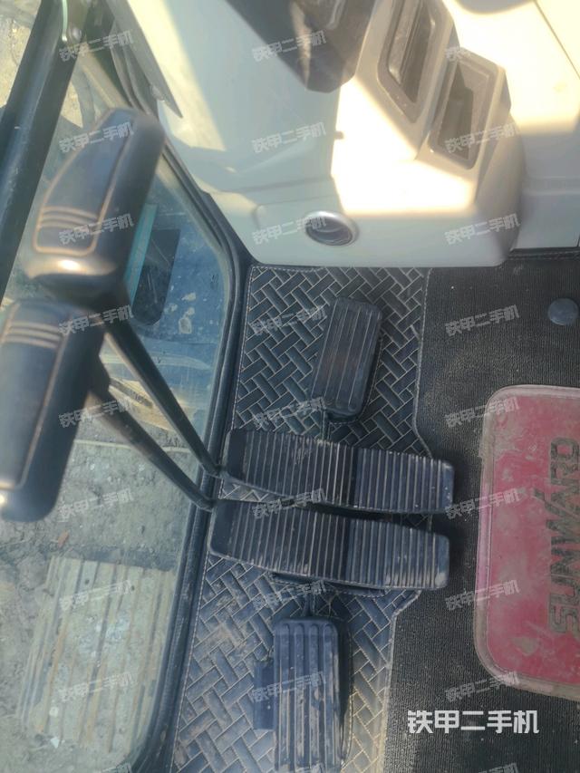 行走控制手柄和踏板?俯拍（駕駛室部分）