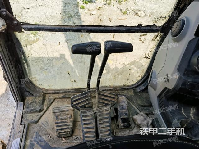 行走控制手柄和踏板?俯拍(駕駛室部分) 行走控制手柄和踏板?俯拍(駕駛室部分)