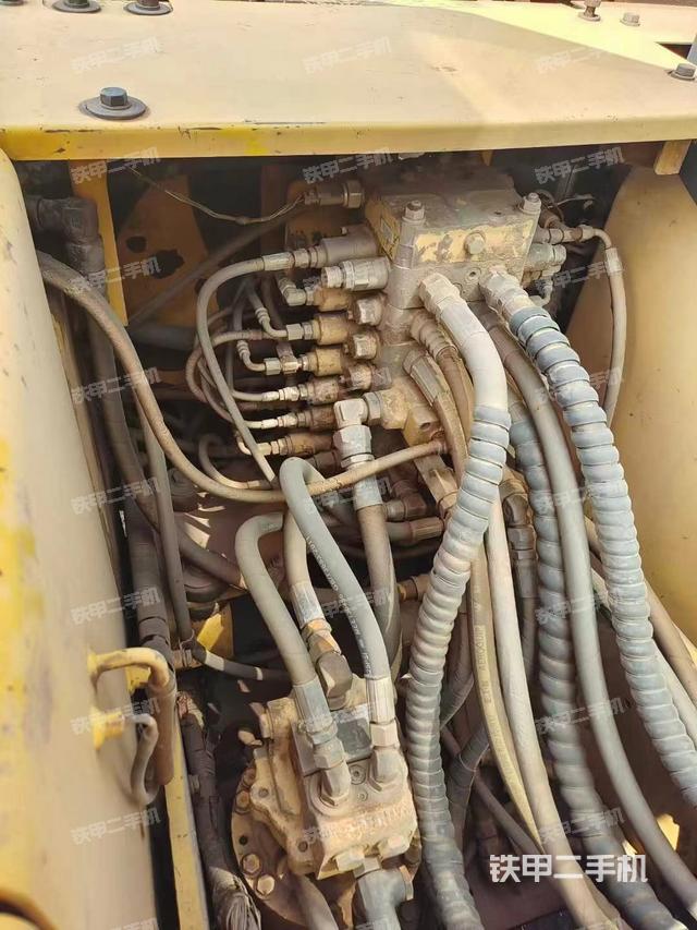 回转马达和主控阀(整机外观) 回转马达和主控阀(整机外观)