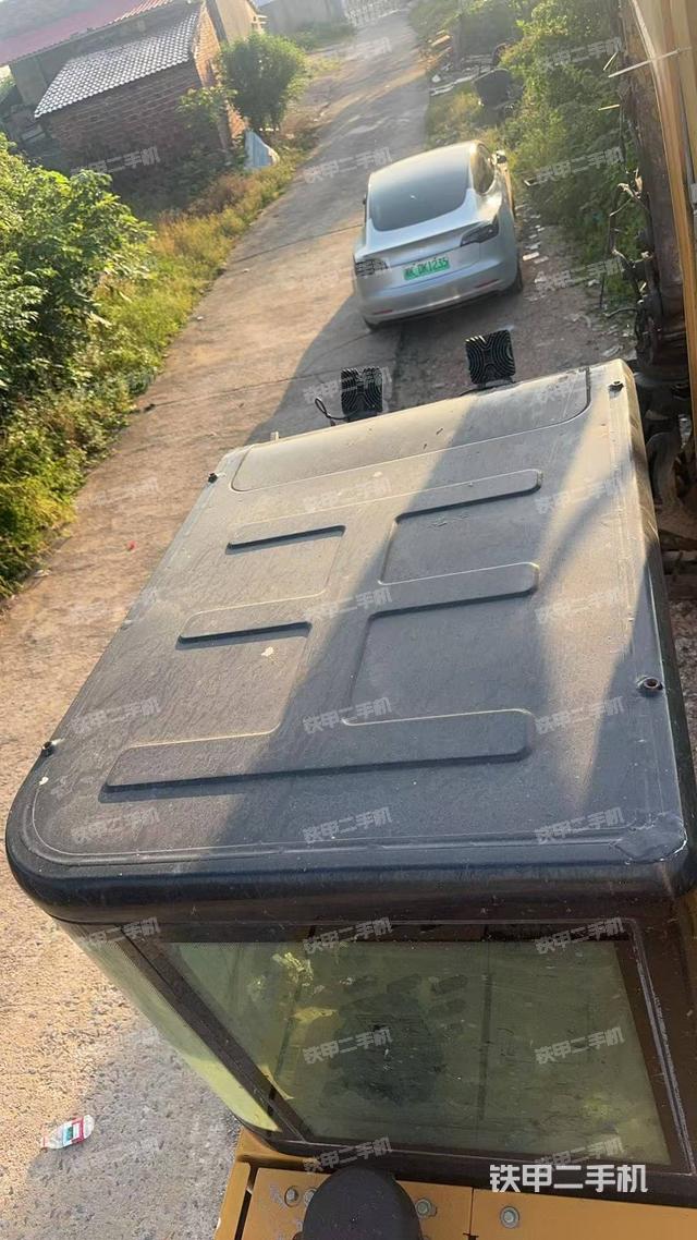 驾驶室顶部(整机外观) 驾驶室顶部(整机外观)