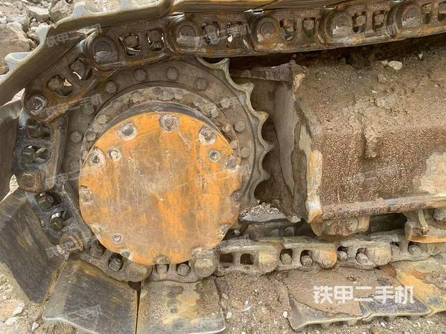 單側(cè)履帶整體(整機(jī)外觀) 單側(cè)履帶整體(整機(jī)外觀)