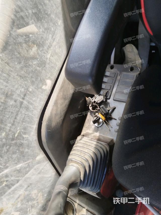 座椅右侧控制台/钥匙门/油门/含右手柄(驾驶室部分) 座椅右侧控制台/钥匙门/油门/含右手柄(驾驶室部分)