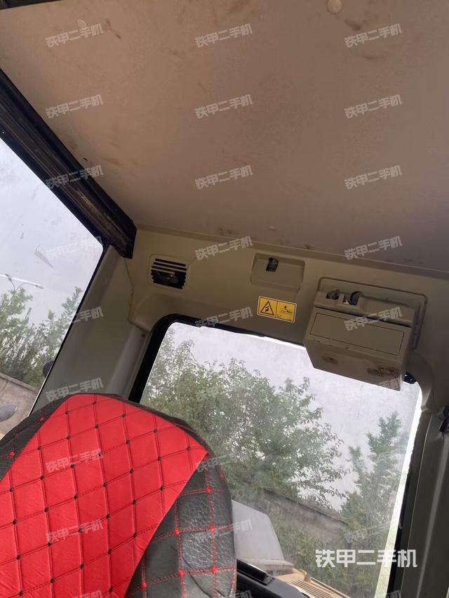 駕駛室頂部(整機外觀) 駕駛室頂部(整機外觀)