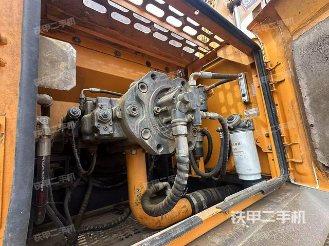 液压泵舱室正面整体(整机外观) 液压泵舱室正面整体(整机外观)