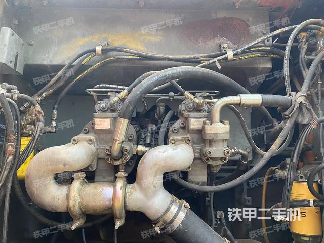 液壓泵艙室正面整體(整機外觀) 液壓泵艙室正面整體(整機外觀)