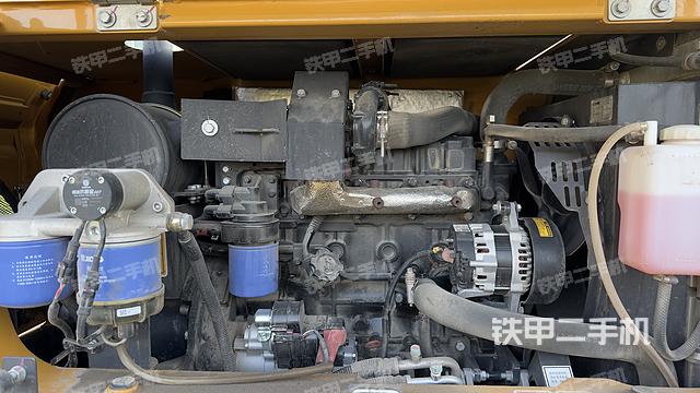 液压泵舱室正面整体（整机外观）