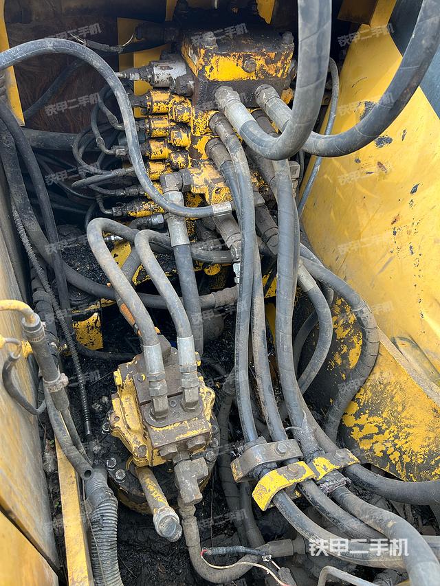 回轉(zhuǎn)馬達(dá)和主控閥（整機(jī)外觀）