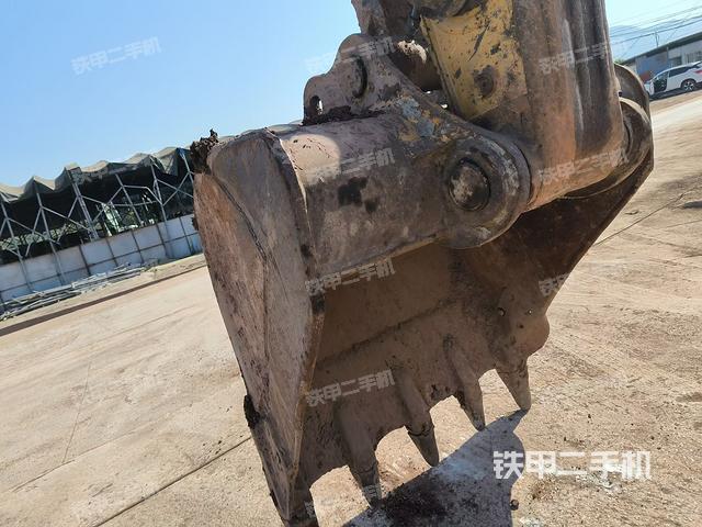 铲斗右后整体(工作和回转装置) 铲斗右后整体(工作和回转装置)