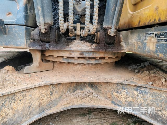轉盤和下車架正前(工作和回轉裝置) 轉盤和下車架正前(工作和回轉裝置)
