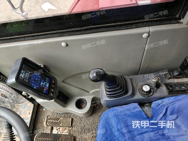 行走控制手柄和踏板?俯拍（駕駛室部分）