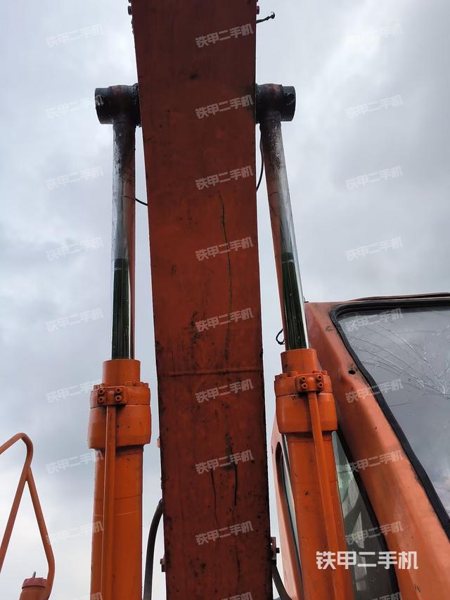 大臂油缸整體?豎拍（工作和回轉(zhuǎn)裝置）