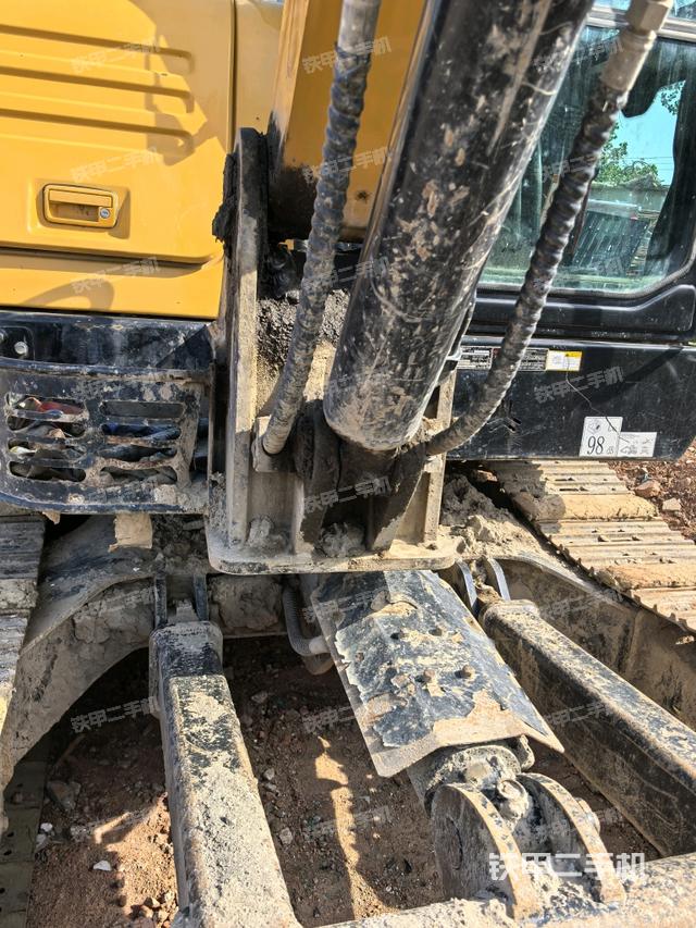 转盘和下车架正前(工作和回转装置) 转盘和下车架正前(工作和回转装置)