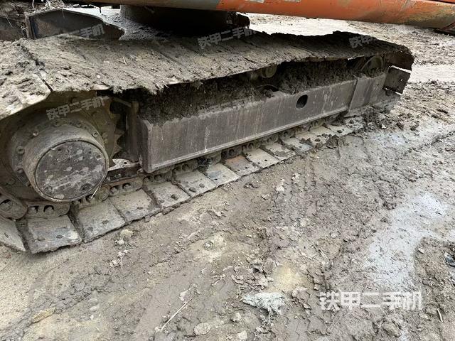 單側(cè)履帶整體(整機外觀) 單側(cè)履帶整體(整機外觀)