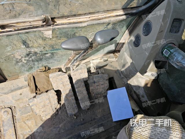 行走控制手柄和踏板?俯拍（駕駛室部分）