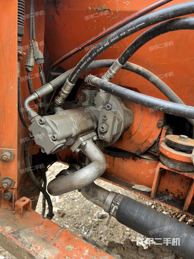 液压泵舱室正面整体（整机外观）