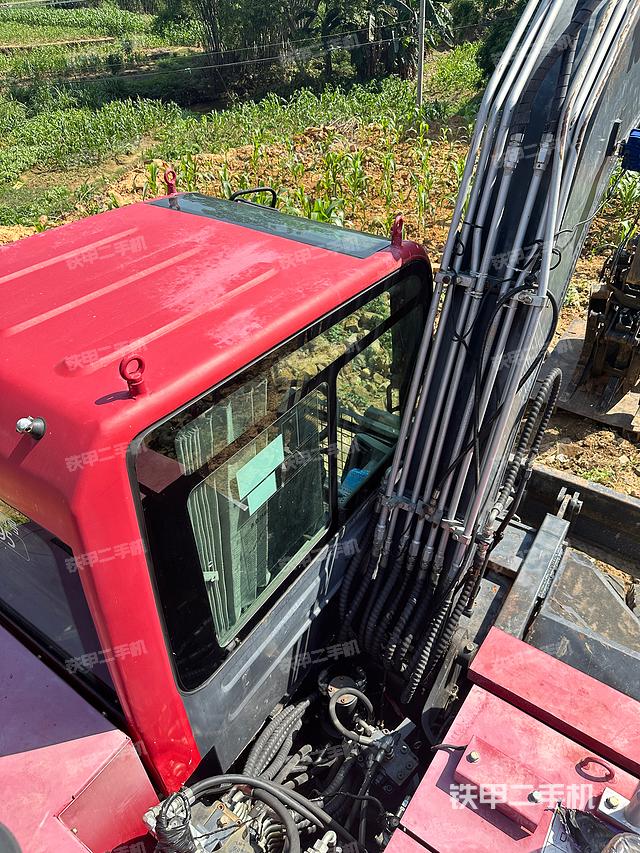 駕駛室頂部(整機(jī)外觀) 駕駛室頂部(整機(jī)外觀)