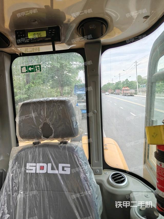 行走控制手柄和踏板?俯拍（駕駛室部分）