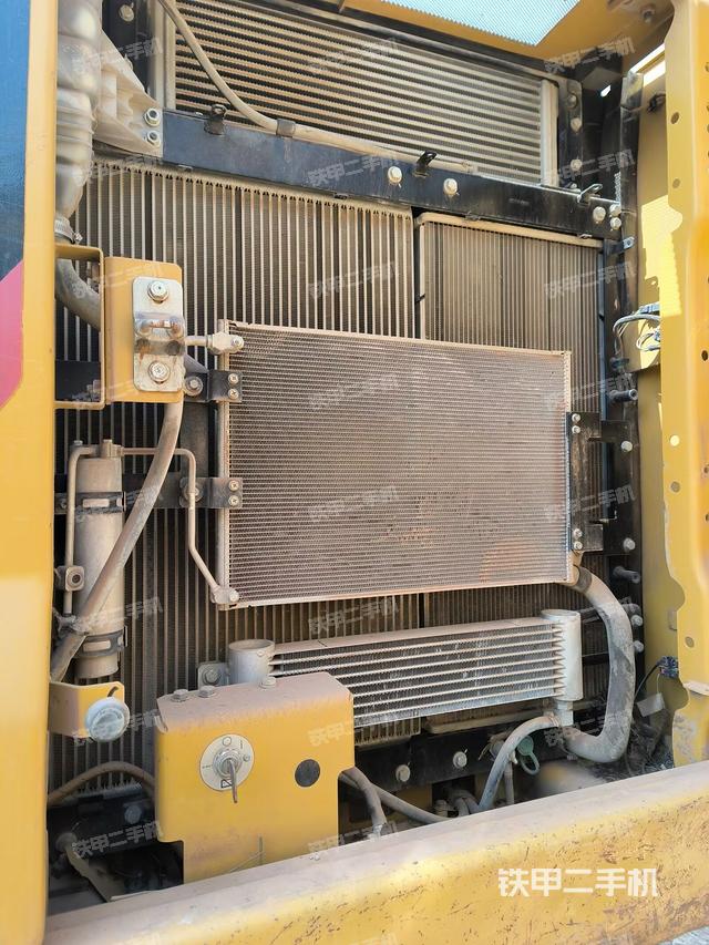 散熱器正面(大件艙室) 散熱器正面(大件艙室)