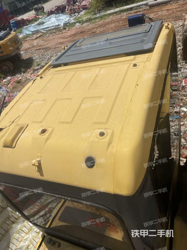 駕駛室頂部(整機(jī)外觀) 駕駛室頂部(整機(jī)外觀)