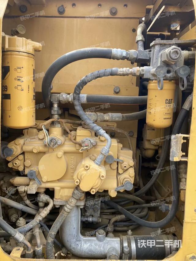 液壓泵艙室正面整體(整機外觀) 液壓泵艙室正面整體(整機外觀)