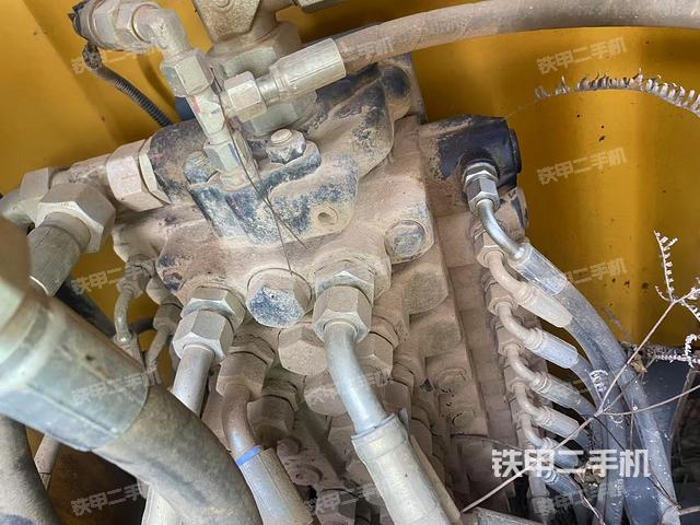 回轉(zhuǎn)馬達和主控閥(整機外觀) 回轉(zhuǎn)馬達和主控閥(整機外觀)