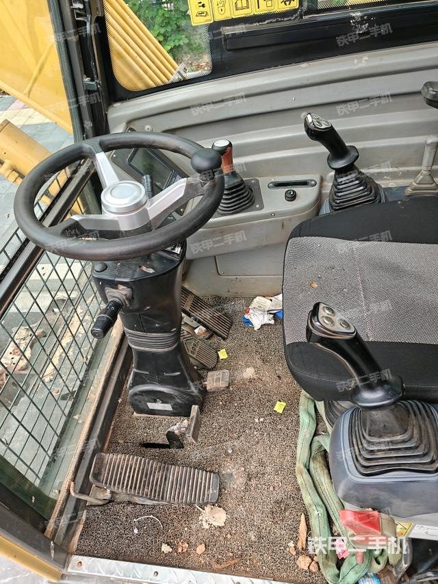 行走控制手柄和踏板 俯拍（驾驶室部分）