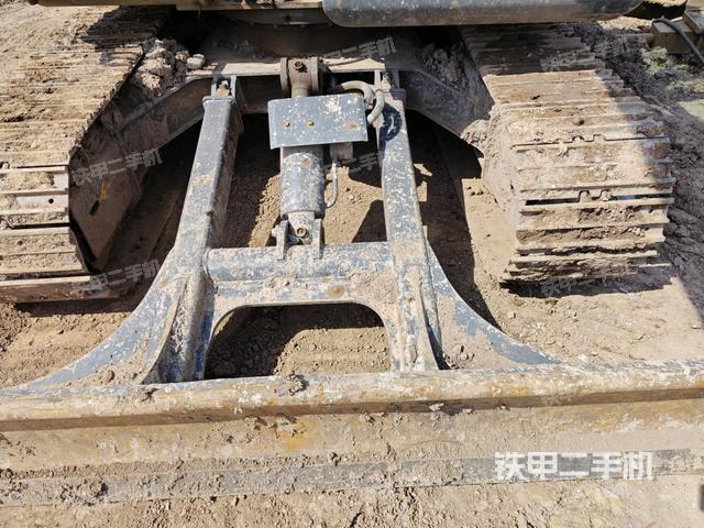 转盘和下车架正前(工作和回转装置) 转盘和下车架正前(工作和回转装置)