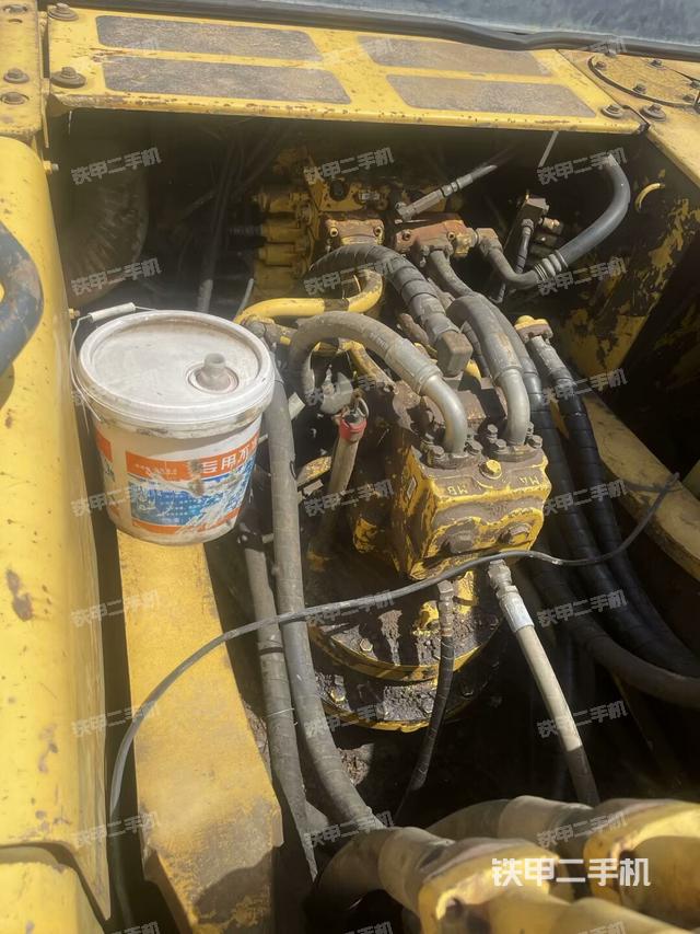 回轉(zhuǎn)馬達(dá)和主控閥(整機(jī)外觀) 回轉(zhuǎn)馬達(dá)和主控閥(整機(jī)外觀)