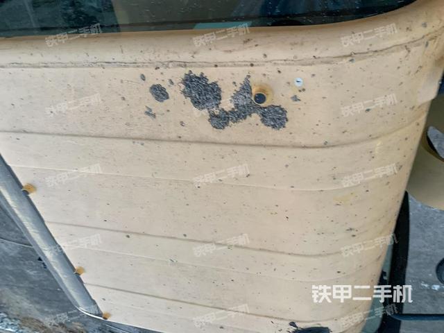 駕駛室頂部(整機(jī)外觀) 駕駛室頂部(整機(jī)外觀)