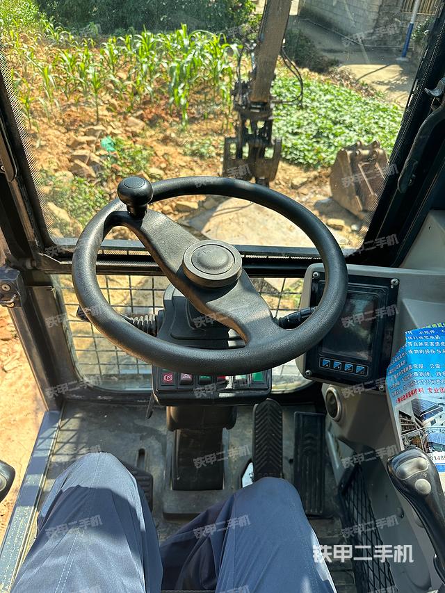 駕駛室整體(整機(jī)外觀) 駕駛室整體(整機(jī)外觀)