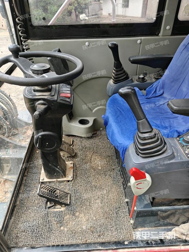 座椅右側(cè)控制臺(tái)/鑰匙門(mén)/油門(mén)/含右手柄（駕駛室部分）