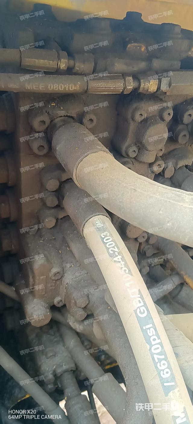 回转马达和主控阀(整机外观) 回转马达和主控阀(整机外观)