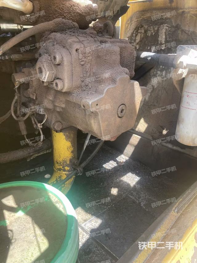 液壓泵艙室正面整體(整機(jī)外觀) 液壓泵艙室正面整體(整機(jī)外觀)