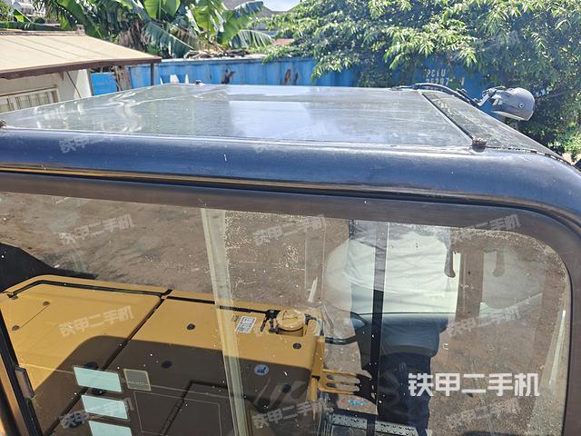 駕駛室頂部(整機(jī)外觀) 駕駛室頂部(整機(jī)外觀)