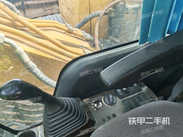 行走控制手柄和踏板?俯拍(駕駛室部分) 行走控制手柄和踏板?俯拍(駕駛室部分)