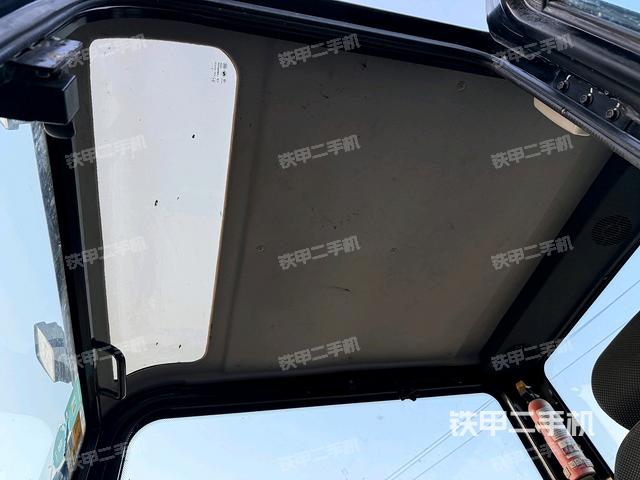 駕駛室頂部(整機(jī)外觀) 駕駛室頂部(整機(jī)外觀)