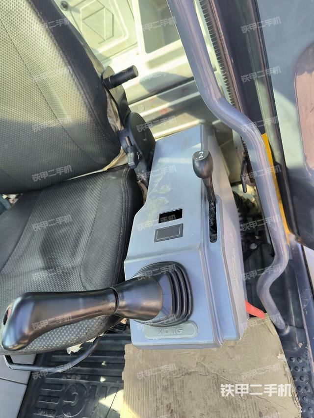 座椅左侧控制台/音响/含左手柄(驾驶室部分) 座椅左侧控制台/音响/含左手柄(驾驶室部分)