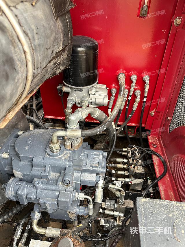 液壓泵艙室正面整體(整機(jī)外觀) 液壓泵艙室正面整體(整機(jī)外觀)