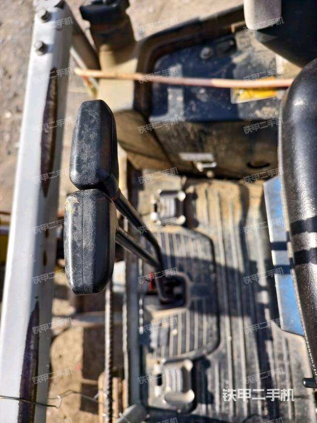 行走控制手柄和踏板 俯拍（驾驶室部分）