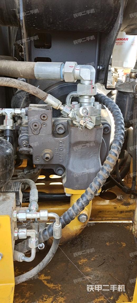 液壓泵艙室正面整體(整機(jī)外觀) 液壓泵艙室正面整體(整機(jī)外觀)