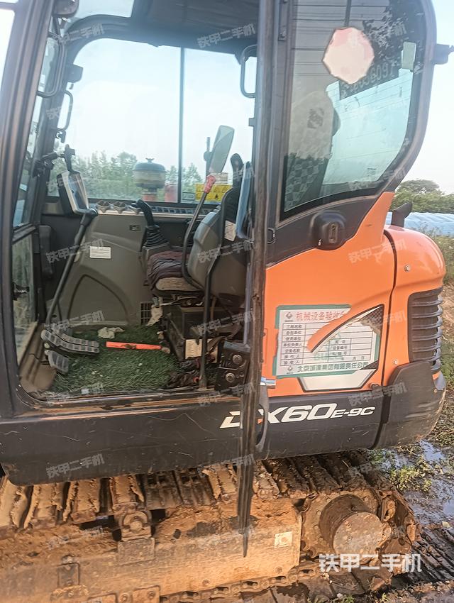 斗山DX60E-9CN挖掘机的设备实拍-第8张实拍照片
