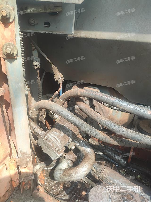 液压泵舱室正面整体（整机外观）