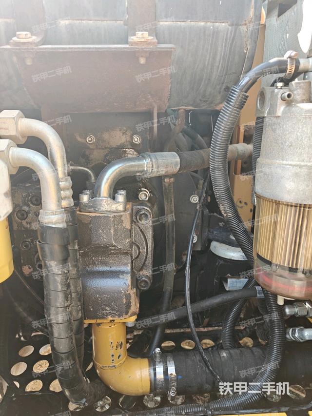液壓泵艙室正面整體(整機(jī)外觀) 液壓泵艙室正面整體(整機(jī)外觀)