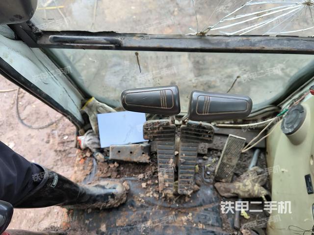 行走控制手柄和踏板?俯拍（駕駛室部分）